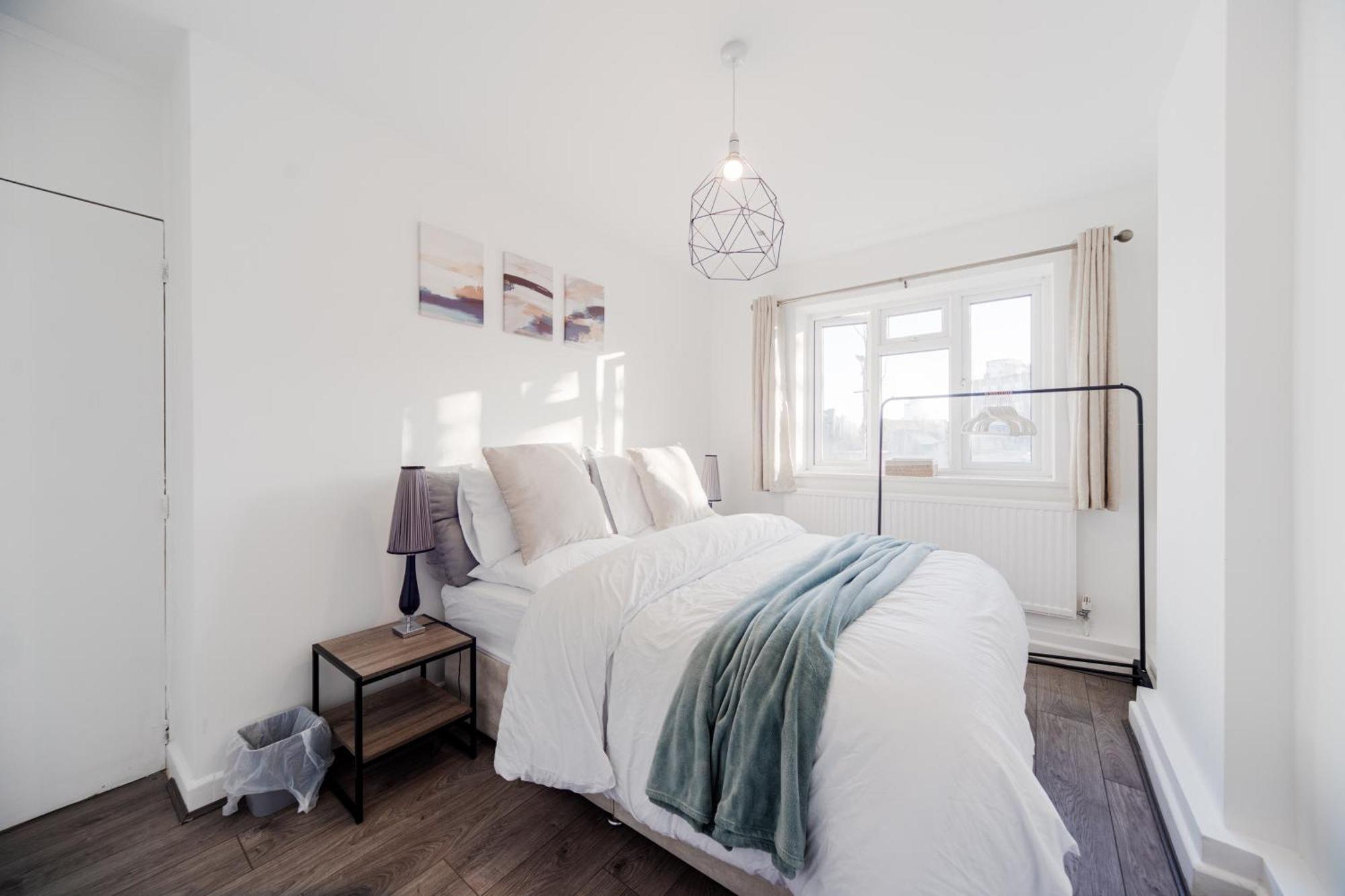 3 Bedroom Flat In Greater * London
