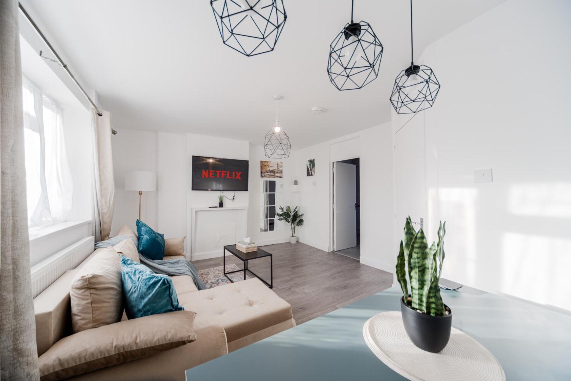 3 Bedroom Flat In Greater London